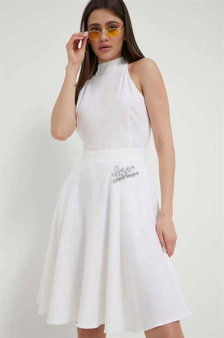 Šaty s prímesou ľanu Love Moschino biela farba